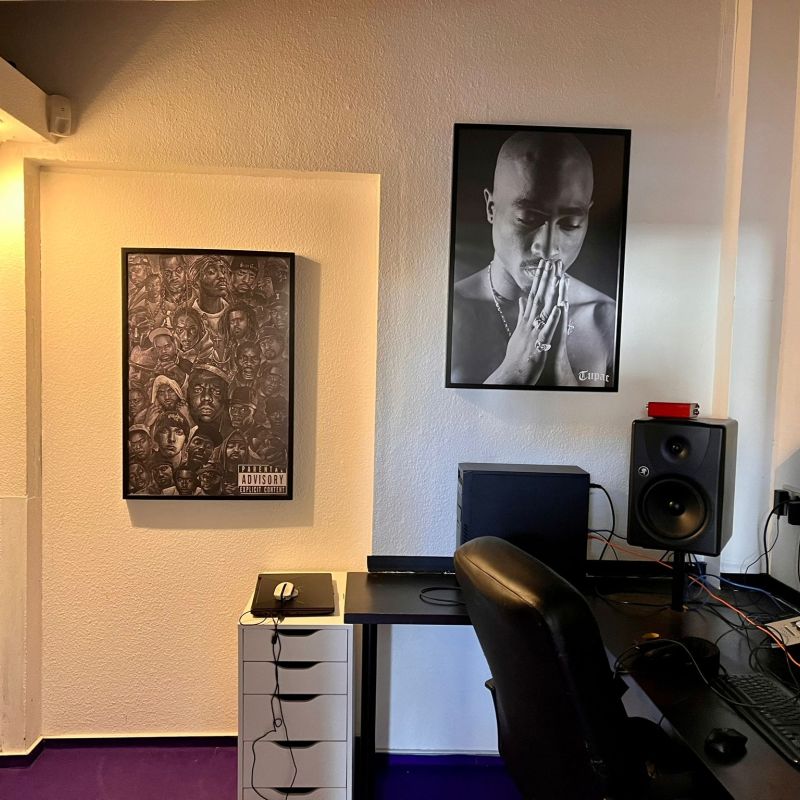 Zu sehen ist ein Tisch mit Stuhl und diverser Tontechnik, die die Jugendlichen im Jugendclub kostenlos nutzen können.