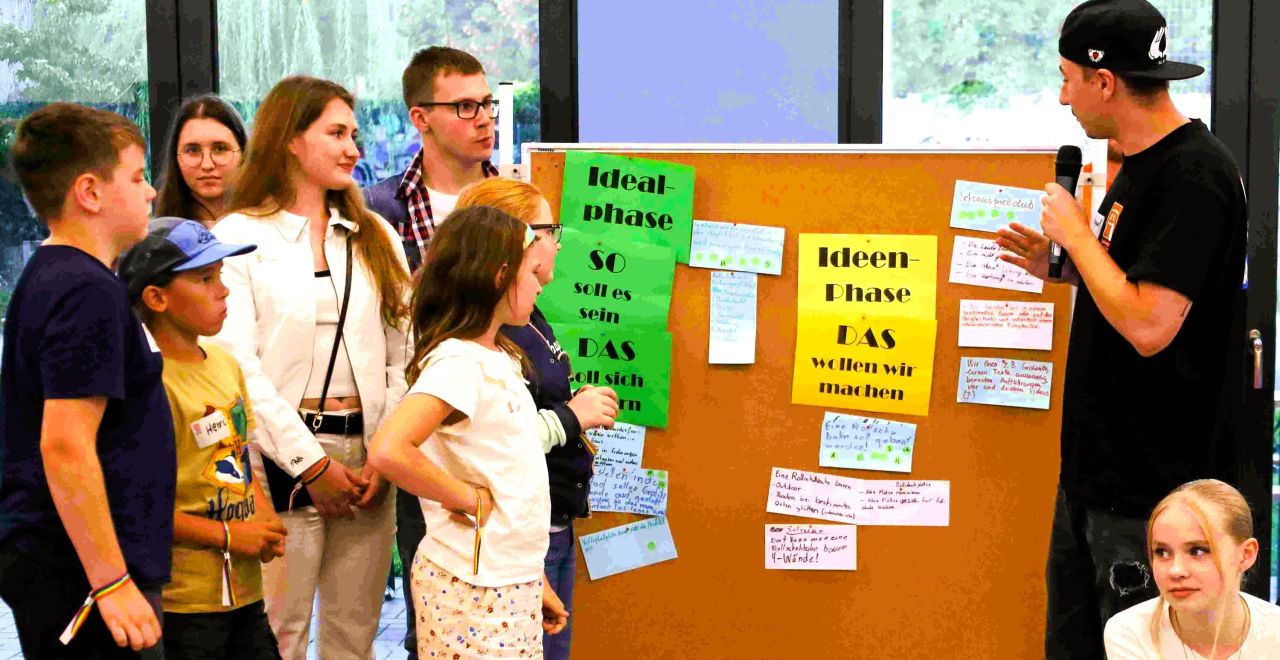 Jugendliche entwickeln Ideen bei einem Jugendforum