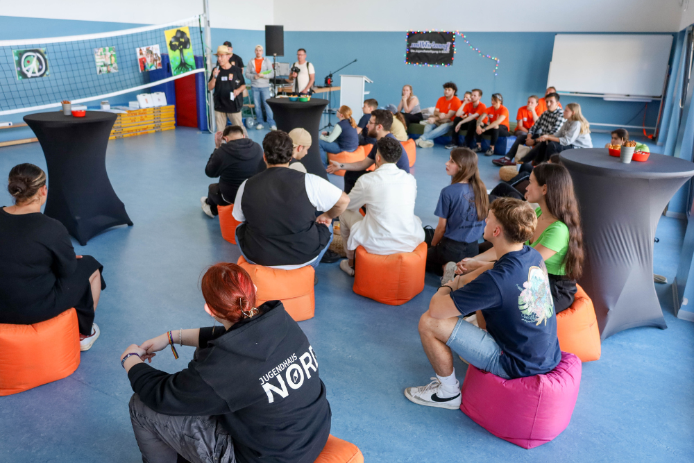 Jugendliche und Demokratie-Scouts beim Auftakt zu einem Jugendforum