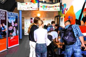 Jugendliche checken ein zu einem Jugendforum