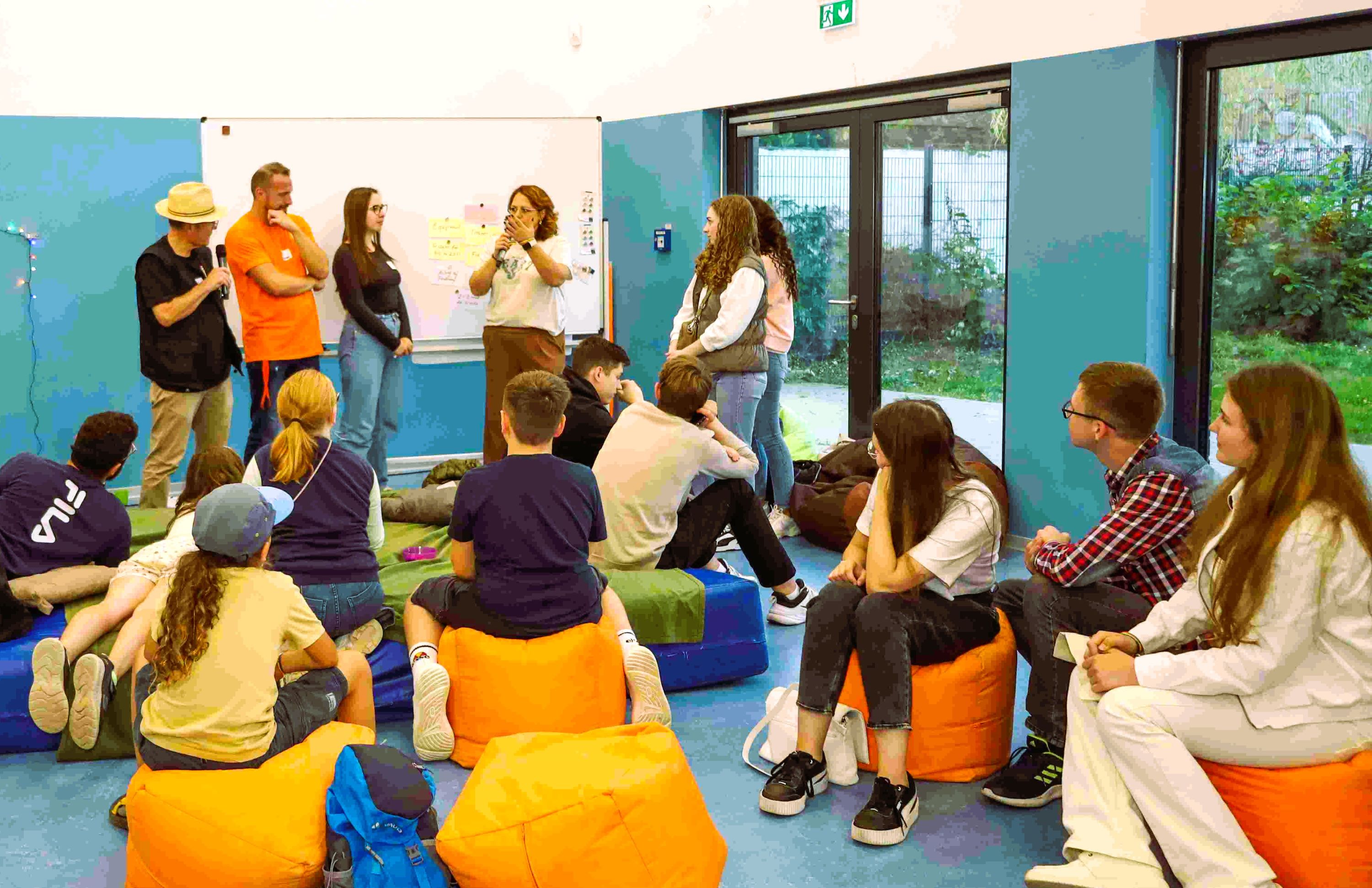 Jugendliche stellen ihre Ideen auf dem Jugendforum vor