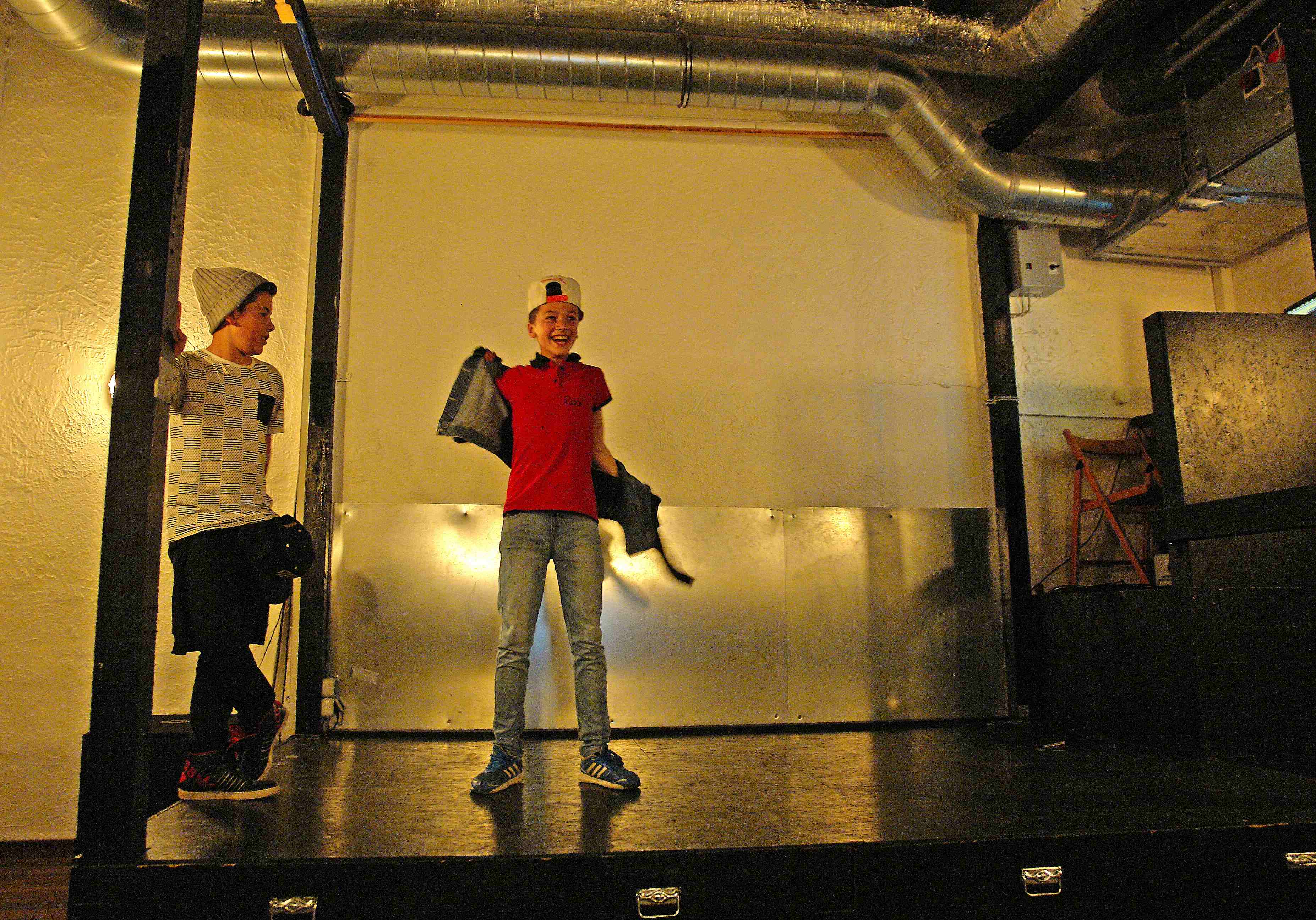 Zwei Jugendliche üben HipHop-Moves